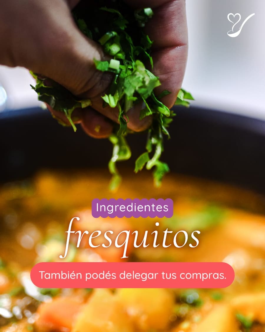 Proceso de cocina casera con hierbas y olla hirviendo