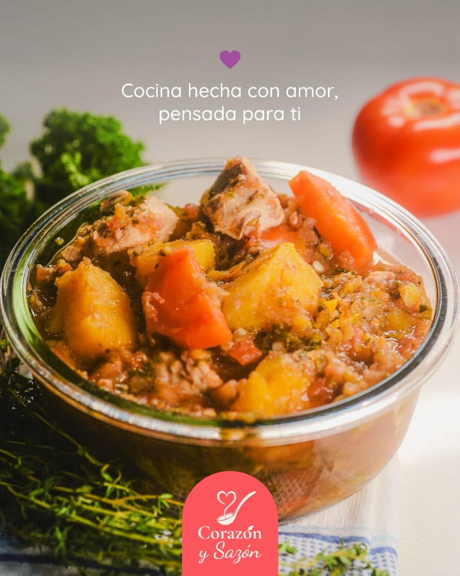 Porción de comida casera servida en bowl transparente